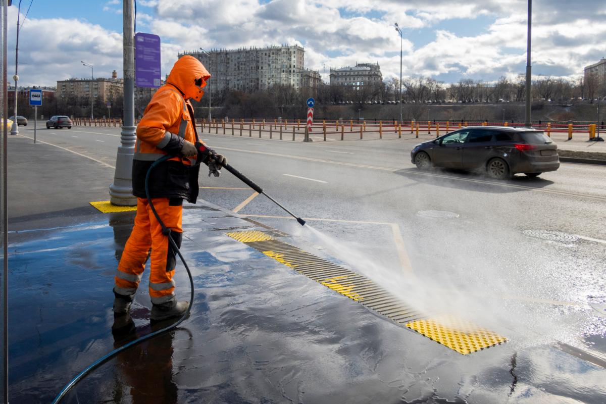 Four Benefits to Pressure Washing Your Asphalt Driveway